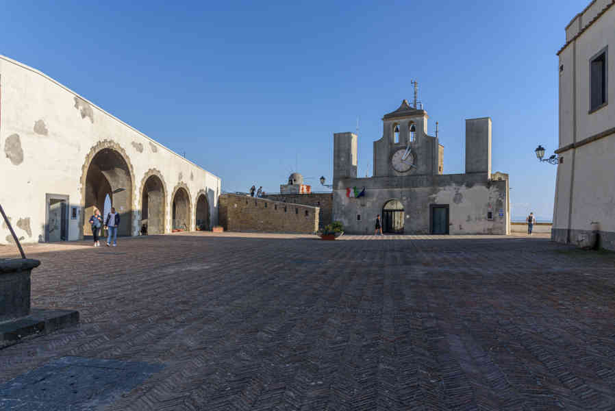 162 - Italia - Nápoles - castillo de San Elmo.jpg